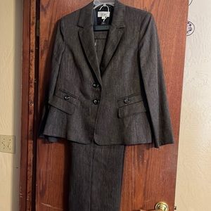 NWT beautiful dress suit.  LeSuit.  Size 16.